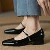 2025 Frühling neue rote Lackleder quadratische Zehenpartie flacher Ausschnitt dicker niedriger Absatz Französisch Retro Wort mit Mary Jane Einzel Schuhe Frauen