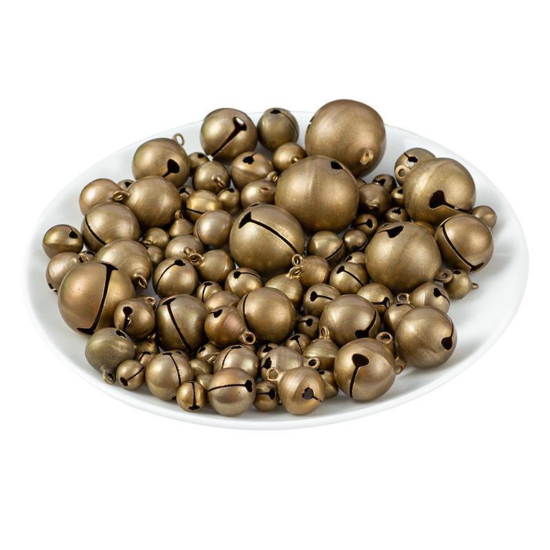 Pingente de sino de cobre pequeno feito à mão vintage para joias DIY ou amuleto para animais de estimação