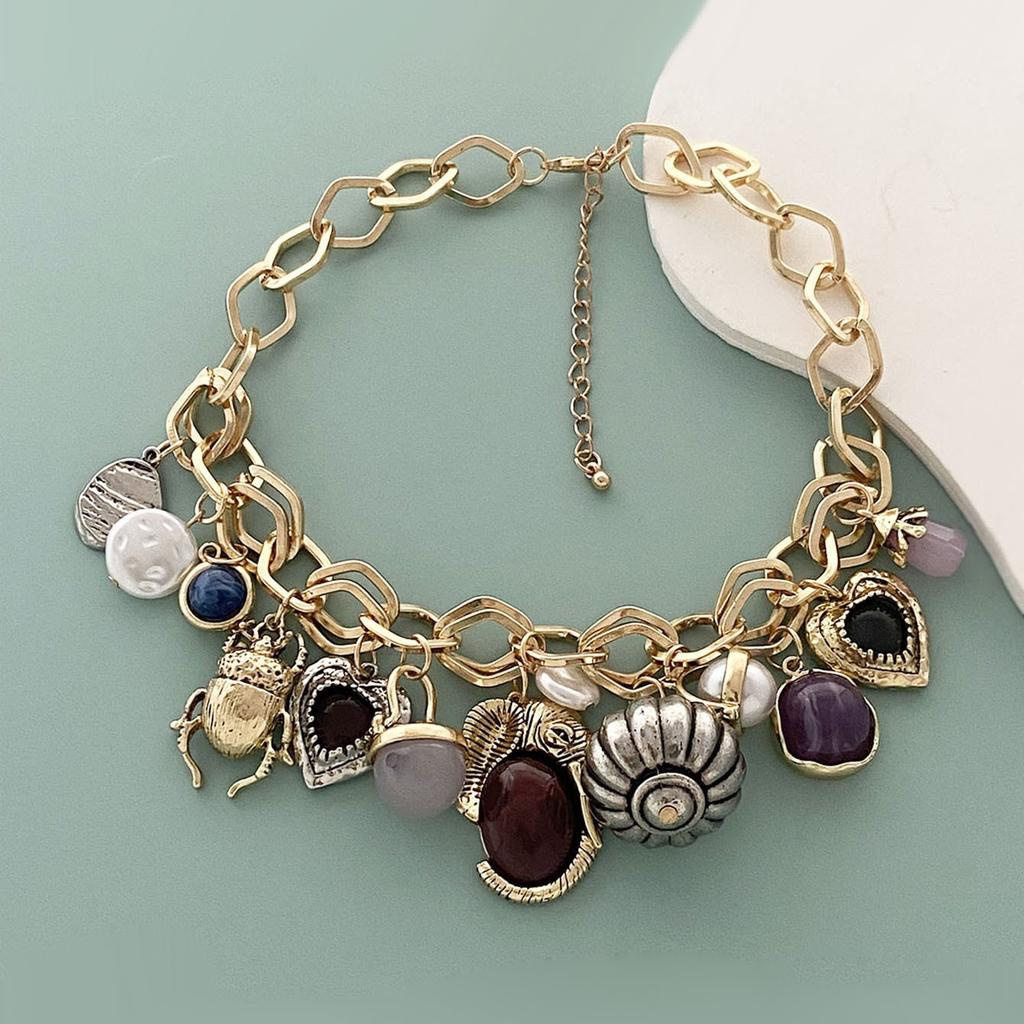 Różnorodność casualowych, luksusowych, indywidualistycznych, retro i modnych zawieszek, łańcuszków i naszyjników, artystycznych i wszechstronnych dla kobiet