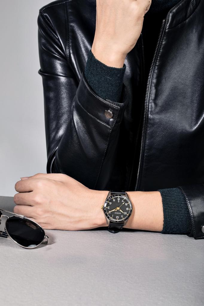 Fashion Quartz Watch with Black Leather Strap and Silver Gray Waterproof Watch Men's