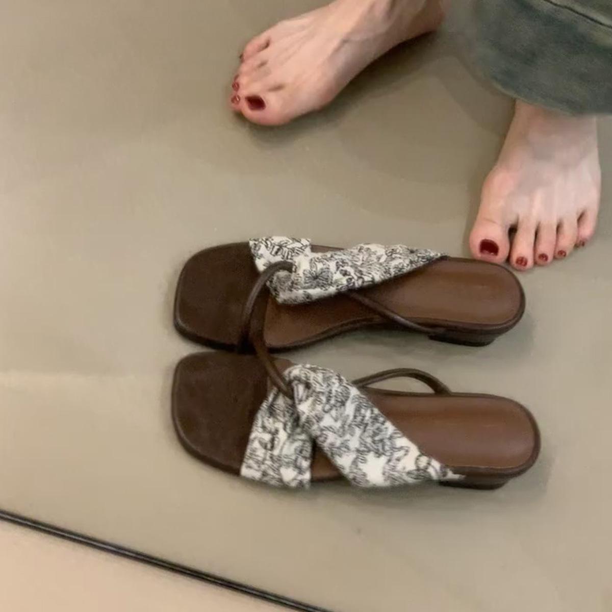 

Сохраняйте свою версию~ Французский крест на танкетке крутые тапочки женская юбка с открытым носком ретро темперамент тапочки на одной подошве для улицы 40 коричневый