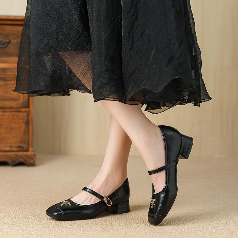 P958-17 shallow single shoes women's 2025 autumn new French commuter versatile one-word belt Mary Jane small leather shoes