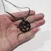 Moda Retro Negro Circular Hueco Estrella Invertida de Cinco Puntas Colgante Cadena de Cuerda de Cuero Collar para Mujeres Hombres Joyería