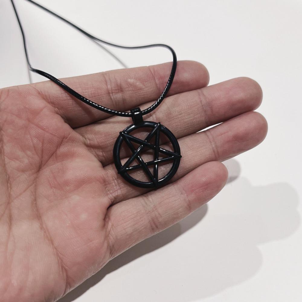 Moda Retro Negro Circular Hueco Estrella Invertida de Cinco Puntas Colgante Cadena de Cuerda de Cuero Collar para Mujeres Hombres Joyería