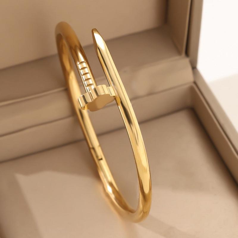 Versatile Four-Leaf Clover Stud Bracelet - Classic, High-End Women s Fashion Jewelry