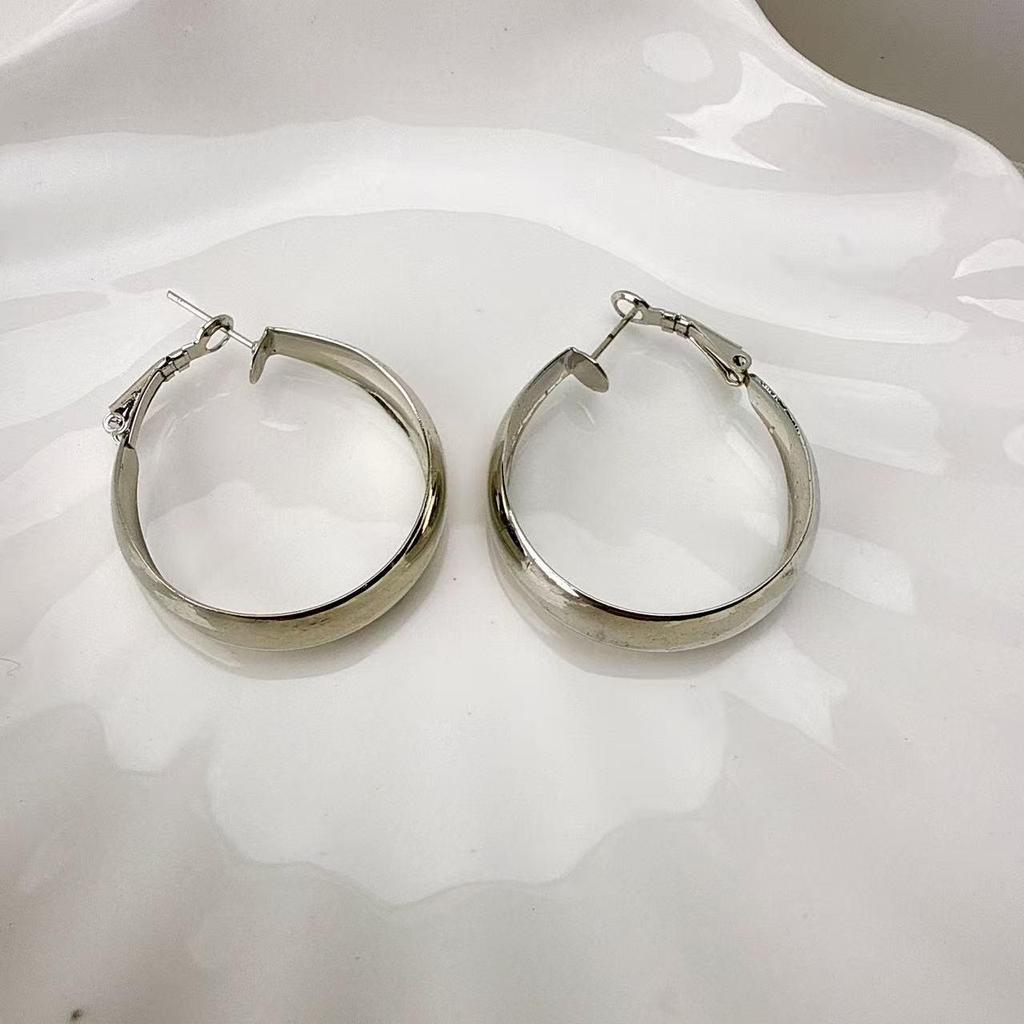 Europäische & Amerikanische Kühle Stil Kupferlegierung Creolen - Einfache, Modische, Gebürstete Metall Ohr Manschetten für Damen