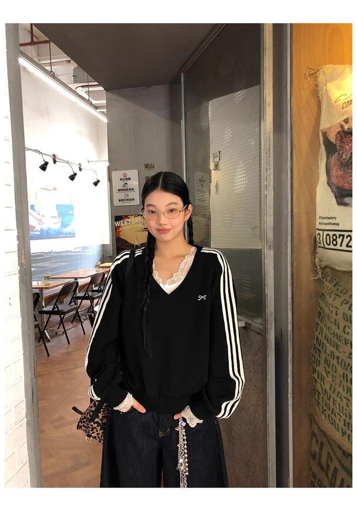 Early Autumn Retro V-Neck Black Hoodie with Bow and Three Stripes