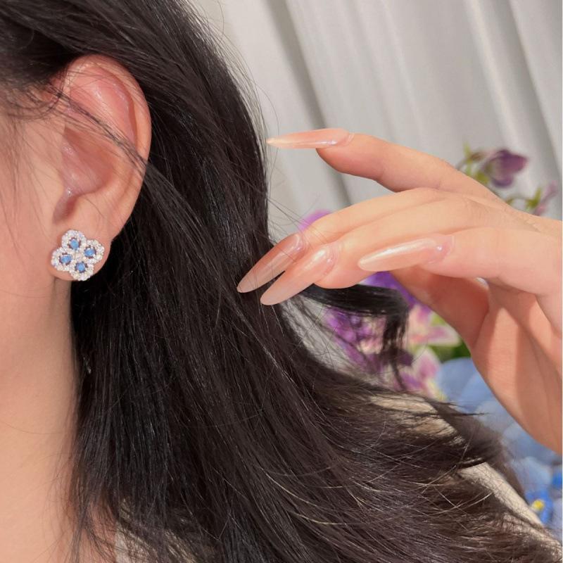 Celebrity Style Full Of Diamonds Four-Leaf Clover Stud Earrings, Women'S Light Luxury Niche Design, Advanced Sense Burst, Exquisite Small Fragrant