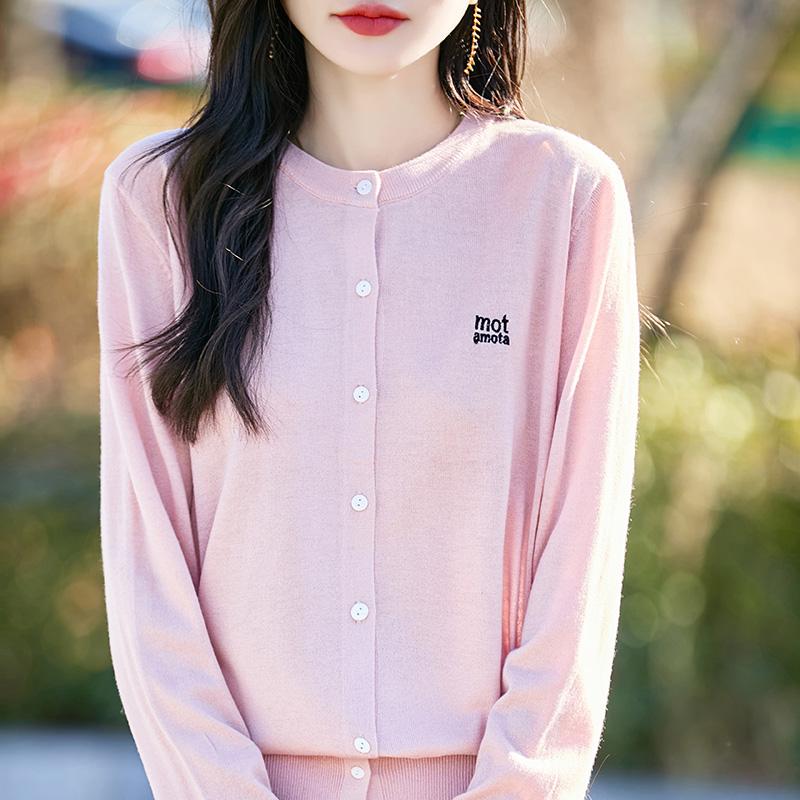 Lekki kardigan damski wykonany w 50% z wełny i w 50% z jedwabiu morwowego – uniwersalny sweter na 4 pory roku zapewniający całoroczny komfort i styl