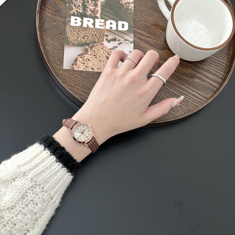 Women's Retro Leather Strap Quartz Watch: Simple, Stylish & Trendy