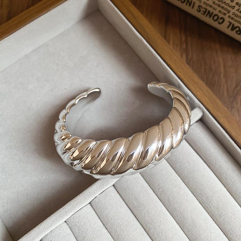 Elegant Geometrisk Våg Fyrkantigt Armband: High-End Mode Armband för Kvinnor