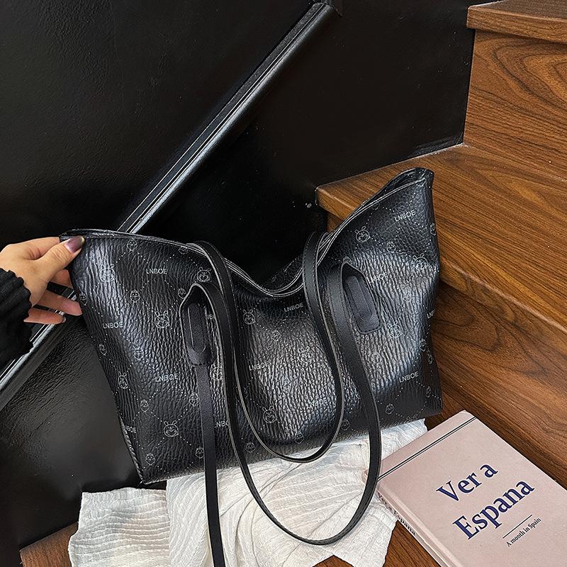 

2025 summer new fashion bag large capacity casual simple tote bag high value solid color high value women s bag