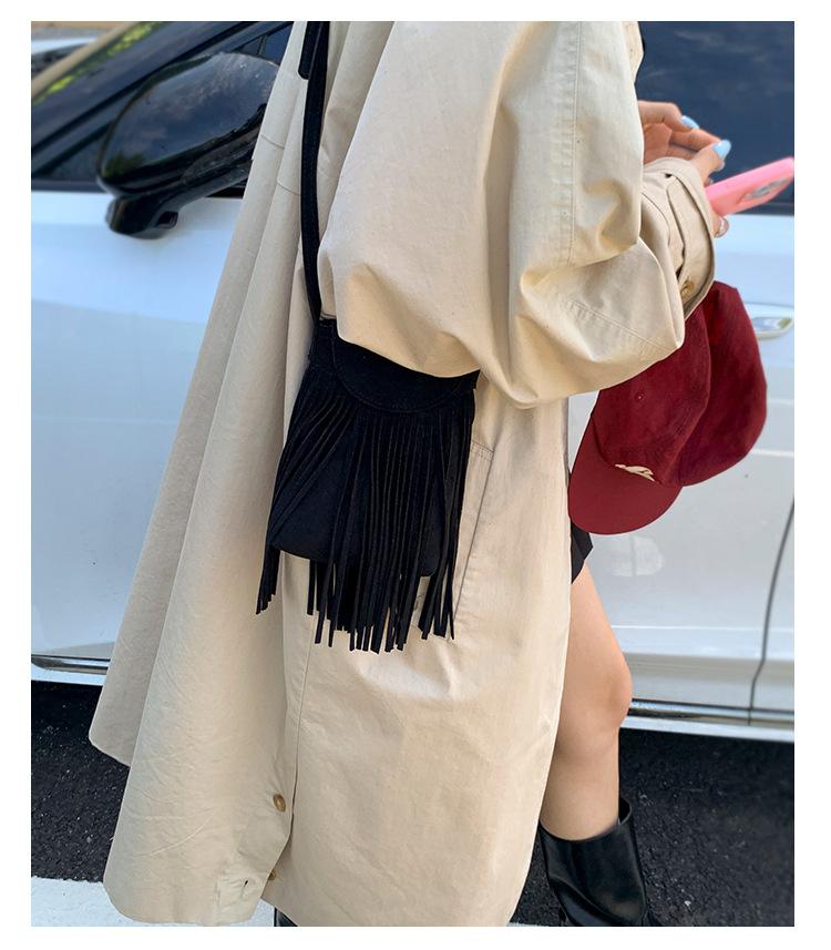 

New retro niche design mobile phone bag high-end fashion fringed bag retro suede fashion messenger small bag women чорний