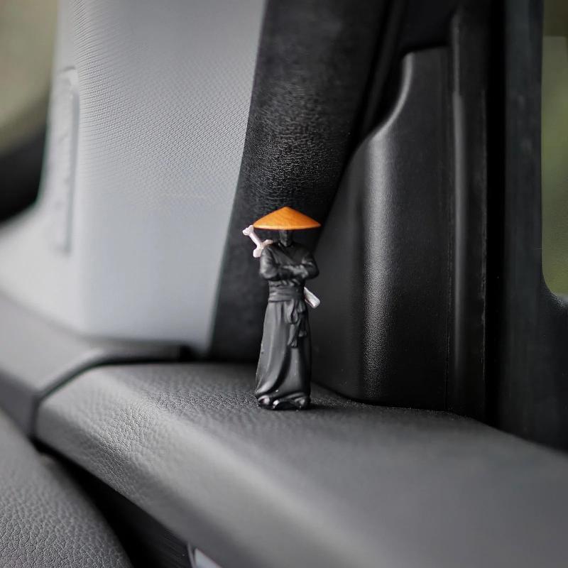 Compact Mini Resin Ancient Sino-Japanese Samurai Figurines Lightweight Car Interior Ornament for Travel Carry Decoration