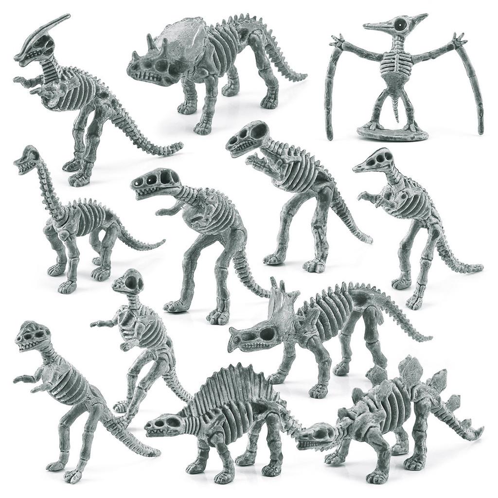 Detailliertes graues PVC-Dinosaurierskelett-Set mit Triceratops und anderen Fossilien