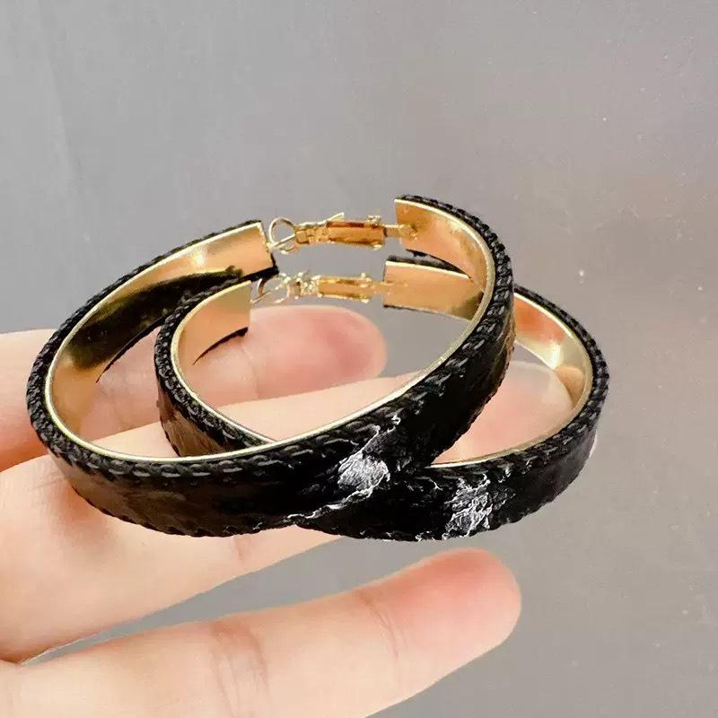 

High-End Leather Round Earrings: Versatile, Fashionable Ear Hoops for Women чорний