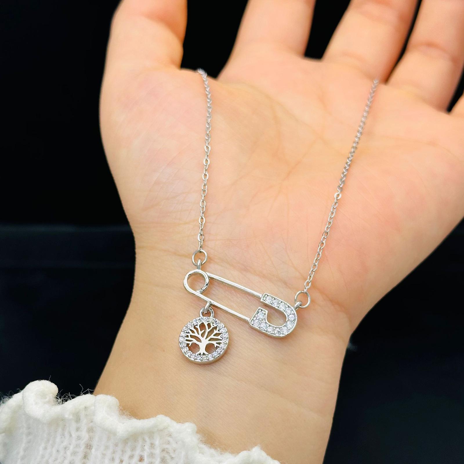 

Двухслойное ожерелье на ключицу из титановой стали с бриллиантами из 18-каратного золота и булавкой в виде дерева - элегантный холодный стиль для женщин