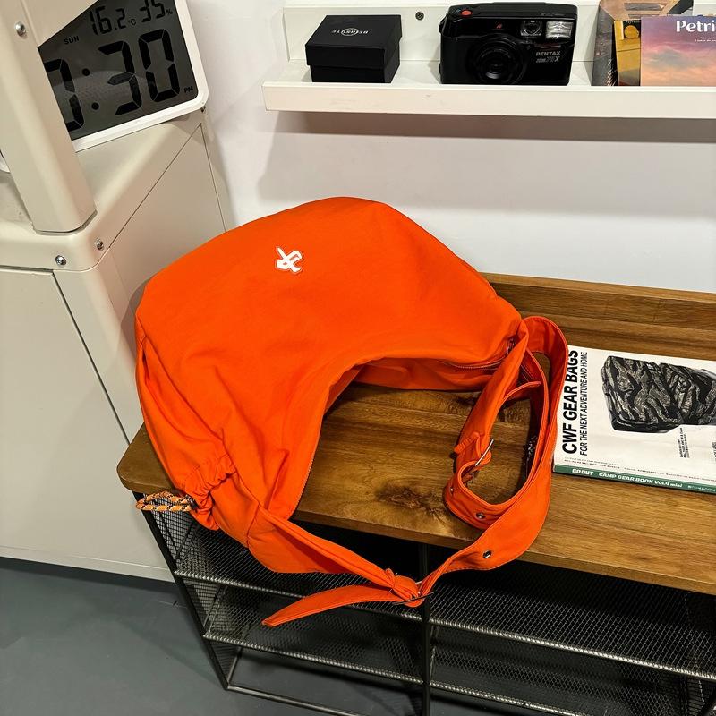 Hua'er and Xiao have the same casual trendy brand dumpling bag, women's sports cycling messenger bag, and boys' large-capacity shoulder bag.