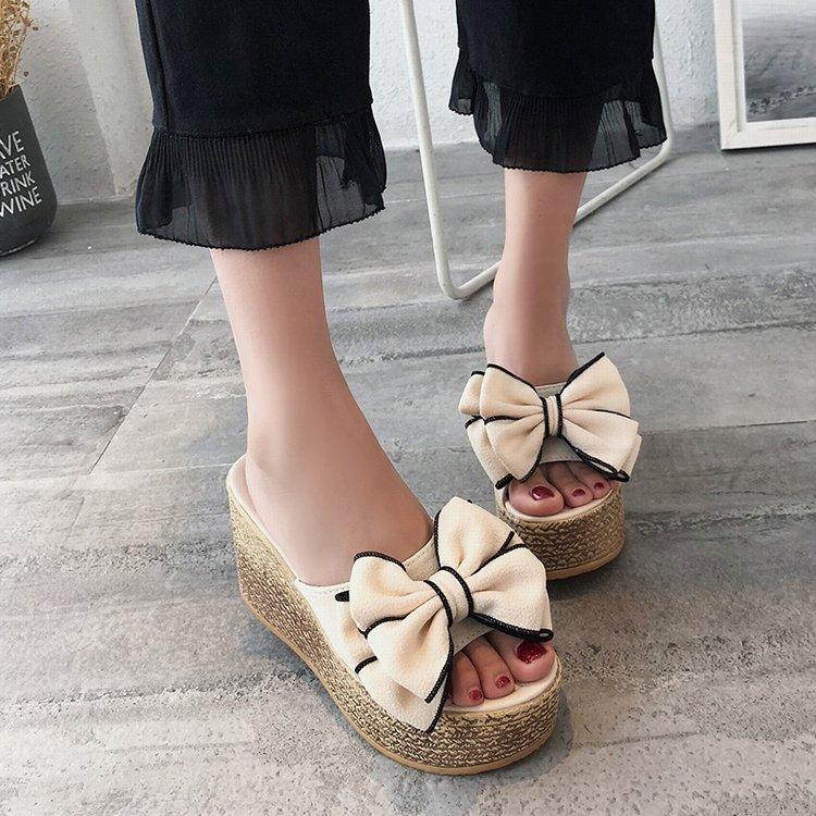 Slippers women's summer non-slip 2025 new ultra-fashionable thick-soled outer wear beach outdoor one-word flower Korean version of high heels