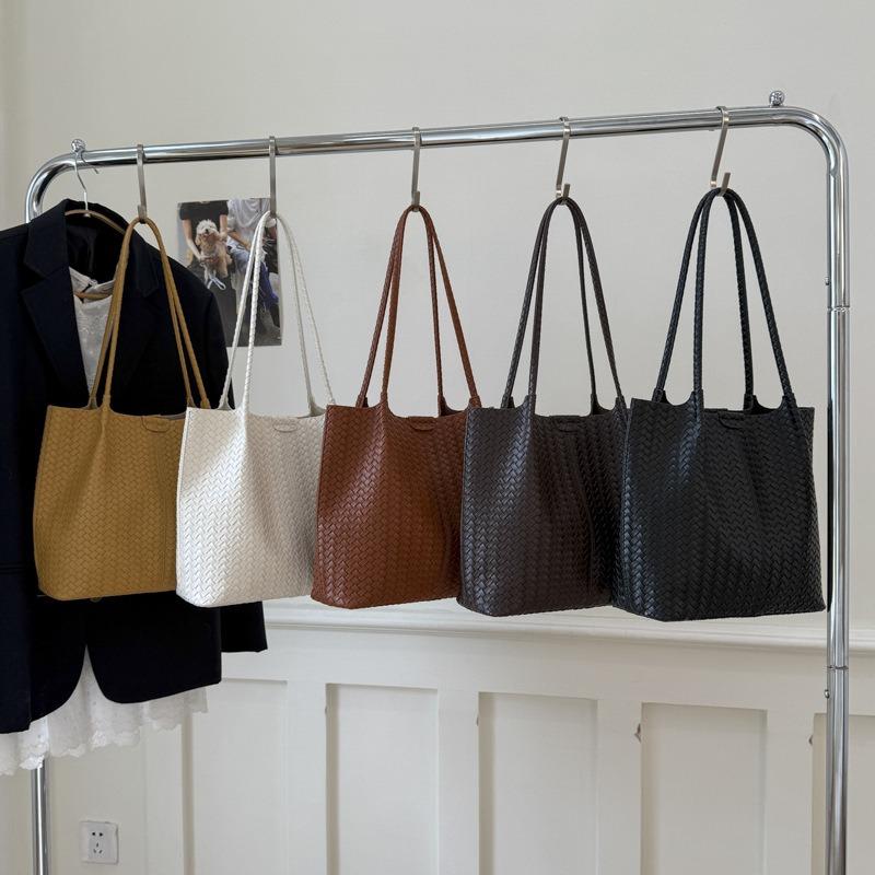 Woven Pattern Large Capacity Shoulder Tote Bag Women's New Fashion Soft Leather Retro Commuter Armpit Bag