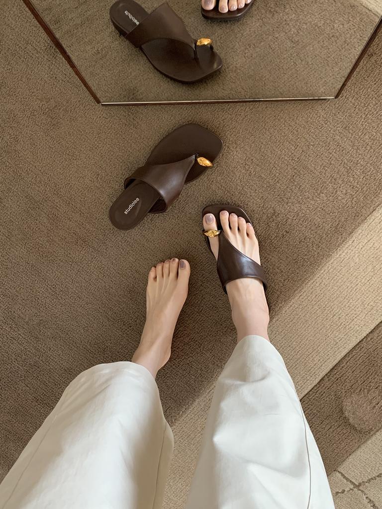Sheepskin version~ Genuine leather casual sleeve toe flip-flops women's summer wear metal buckle flat bottom pinch slippers beach sandals