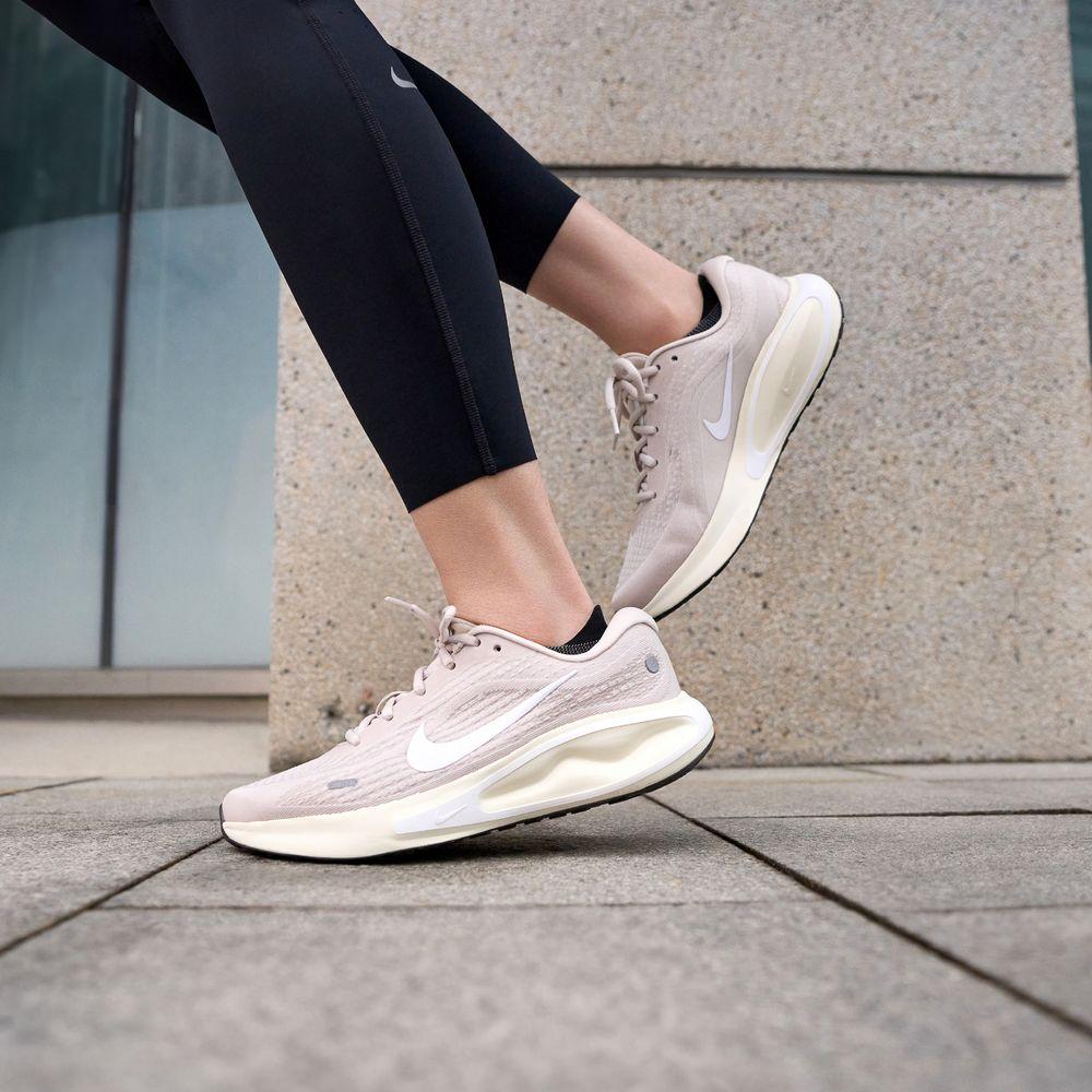 Nike Wmns Journey Run Light Orewood Brown 36