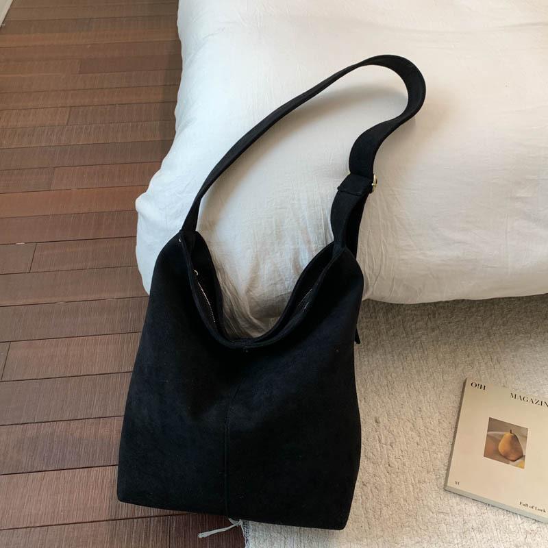 

Autumn and winter Korean version of suede bucket bag large capacity shoulder tote bag women s 2025 new retro commuter messenger bag