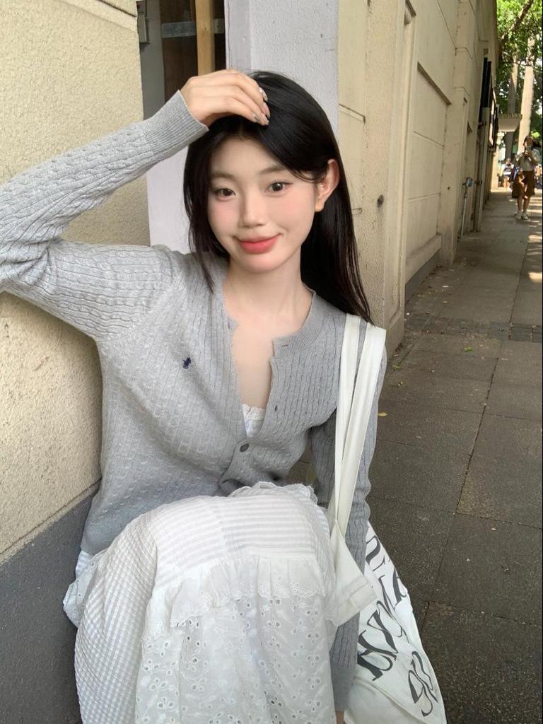 Damski Kardigan Dzianinowy z Retro Haftem - Modna Krótka Kurtka Twist na Wczesną Jesień 2023