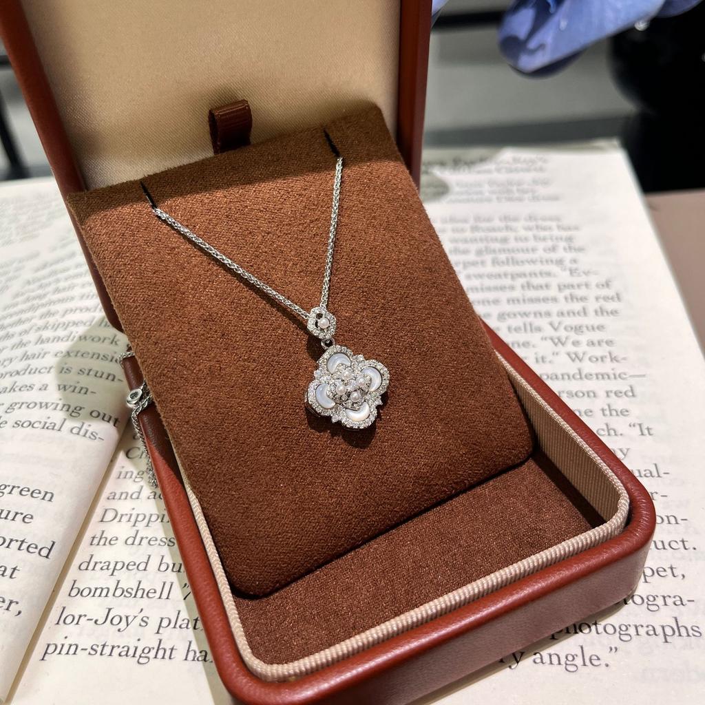 Leichter Luxus Retro Hofstil Perlmutt Vierblättriges Kleeblatt Blume Halskette Ohrstecker High-End Schmuckset