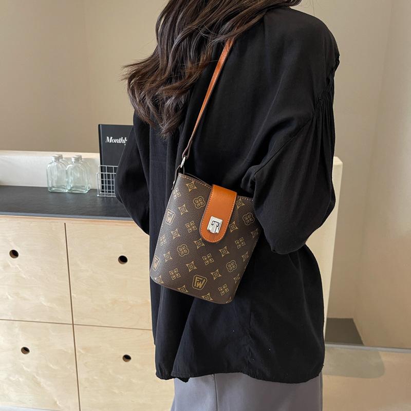 

Women s new fashion trend simple atmospheric texture bag daily versatile shoulder messenger bag 15*7*17 темно-коричневого