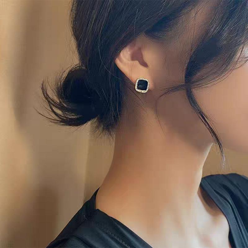 New fashion stud earrings women's personality fashion simple black earrings niche design temperament earrings