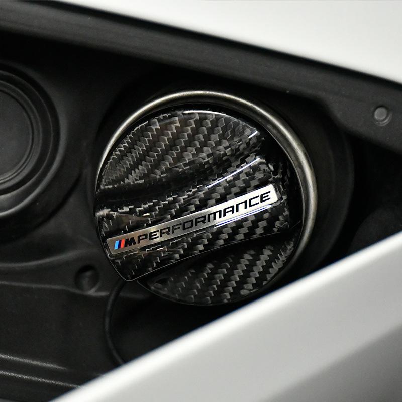 Forbedre din BMW med dette stilige drivstofflokkdekslet i karbonfiber. Perfekt for å modifisere drivstofftanken din og legge til et dekorativt preg.