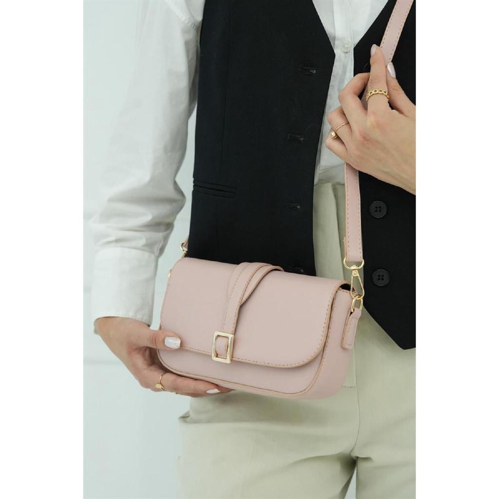 Černá dámská crossbody kabelka se sponou