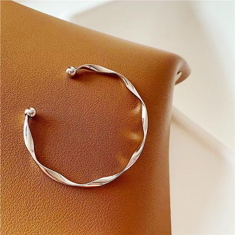 Silver Möbius Strip Bracelet for Women - Stylish Silver-Plated Accessory, Perfect Mother s Day Gift for Bestie