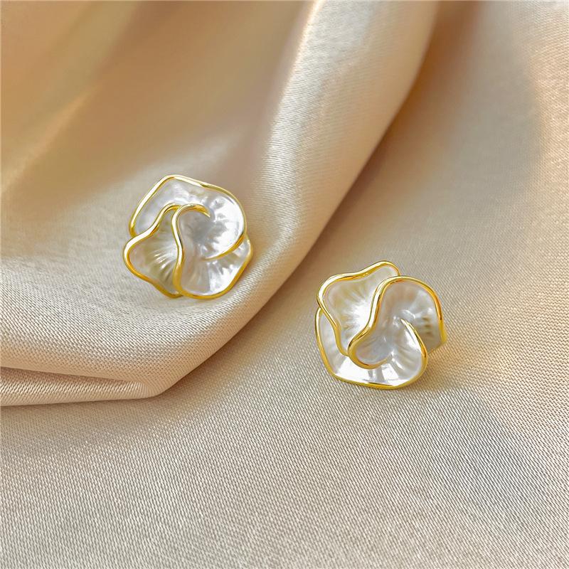 White Enamel Flower Stud Earrings for Women Folded Unique Design Multi-layers Floral Female Small Earrings 2024 New Brincos