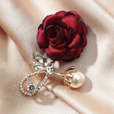 1 einfache hochwertige rote Rose Stoff Blumen Imitation Perle Kristall Brosche Dame Mode Single Urlaub Reise Ball Brosche