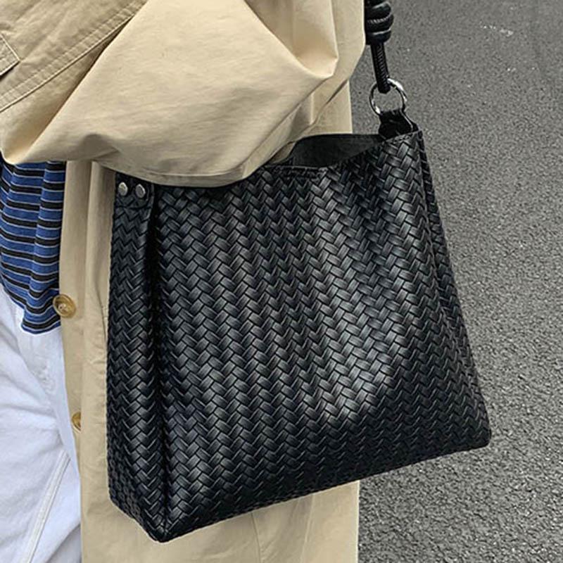 Large-capacity commuter tote bag women's 2025 autumn new simple shoulder bag, foreign style daily high-value bucket bag