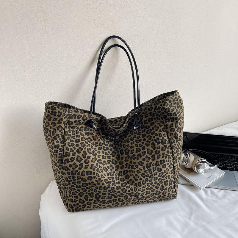 

Large-capacity tote bag, simple casual double-sided back canvas bag 2025 autumn new college student shoulder armpit bag цветной печати леопарда