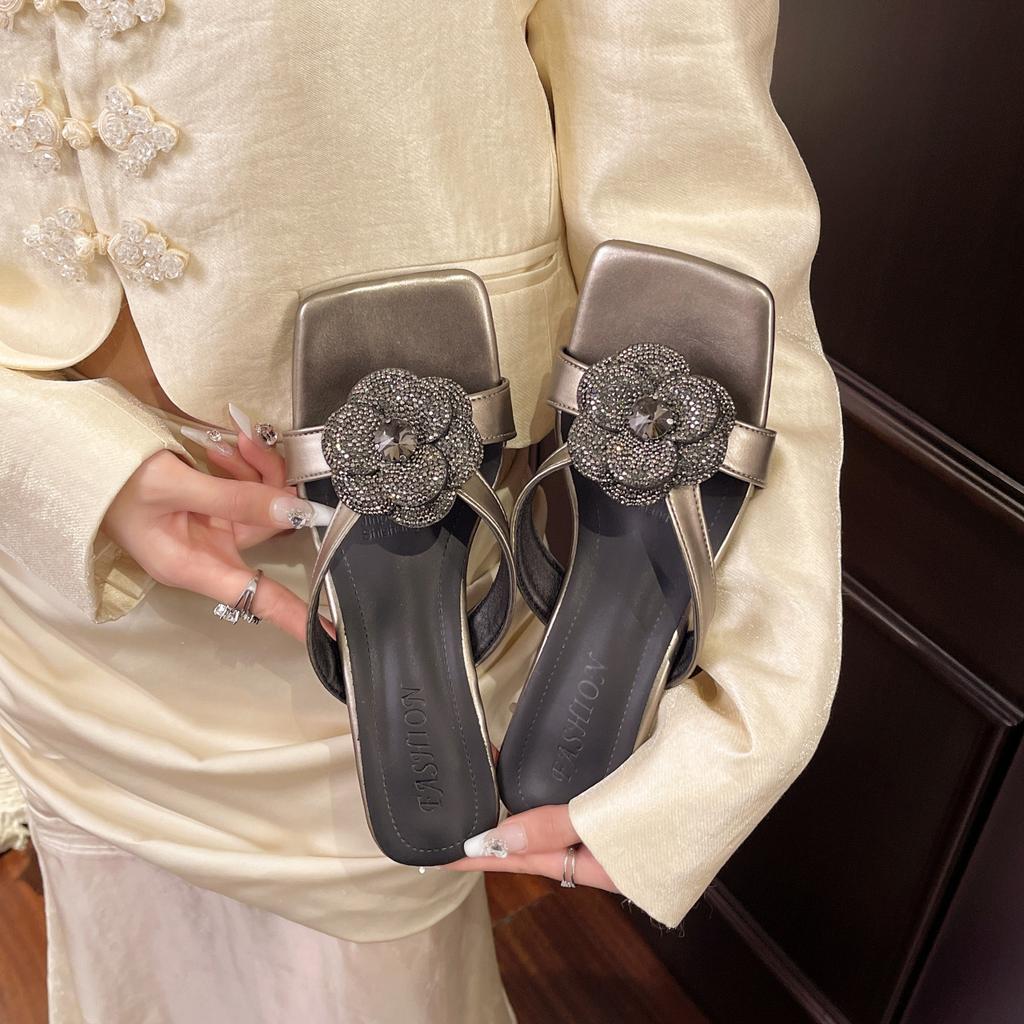 2025 summer Korean version of the new versatile niche Internet celebrities with the same square head fashion casual rhinestone flower open toe sandals