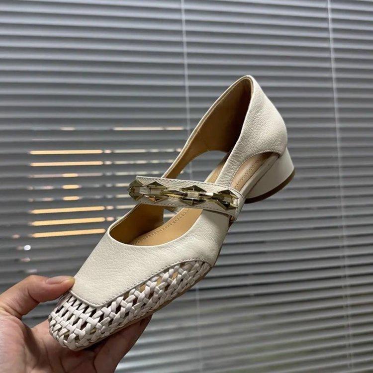 

Французские туфли с перфорацией женские лето 2025 новые популярные женские туфли дышащие модные плетеные с квадратным носком на толстом каблуке одинарные туфли сандалии 40