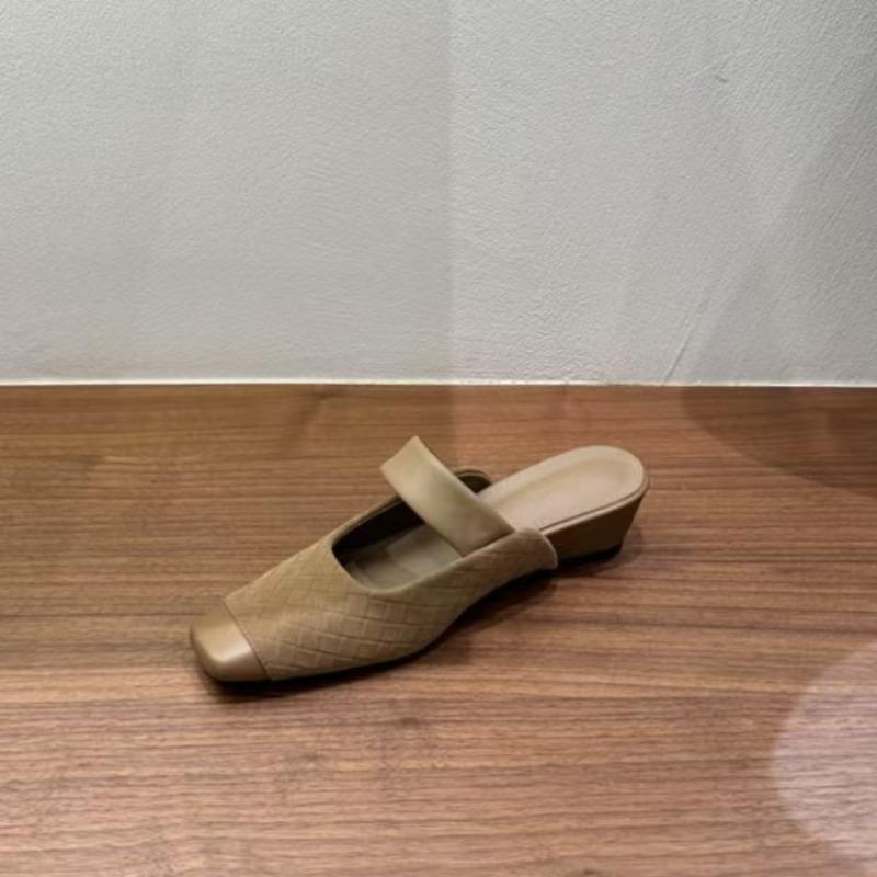 

French Temperament Small Wedge Heel Baotou Semi-slippers Women 2026 Summer Wear New Shallow Versatile Slippers 35 хаки