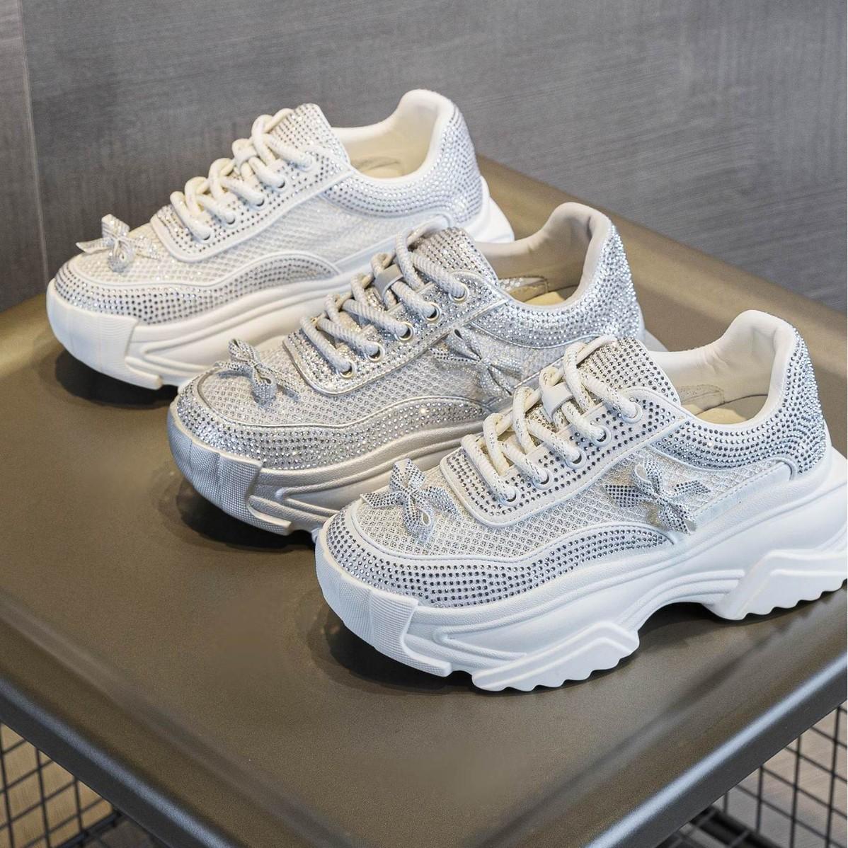 

Спортивные кроссовки на толстой подошве, женские сетчатые дышащие, новые летние тонкие универсальные, юбка, стразы, повседневная обувь 39 серебряный