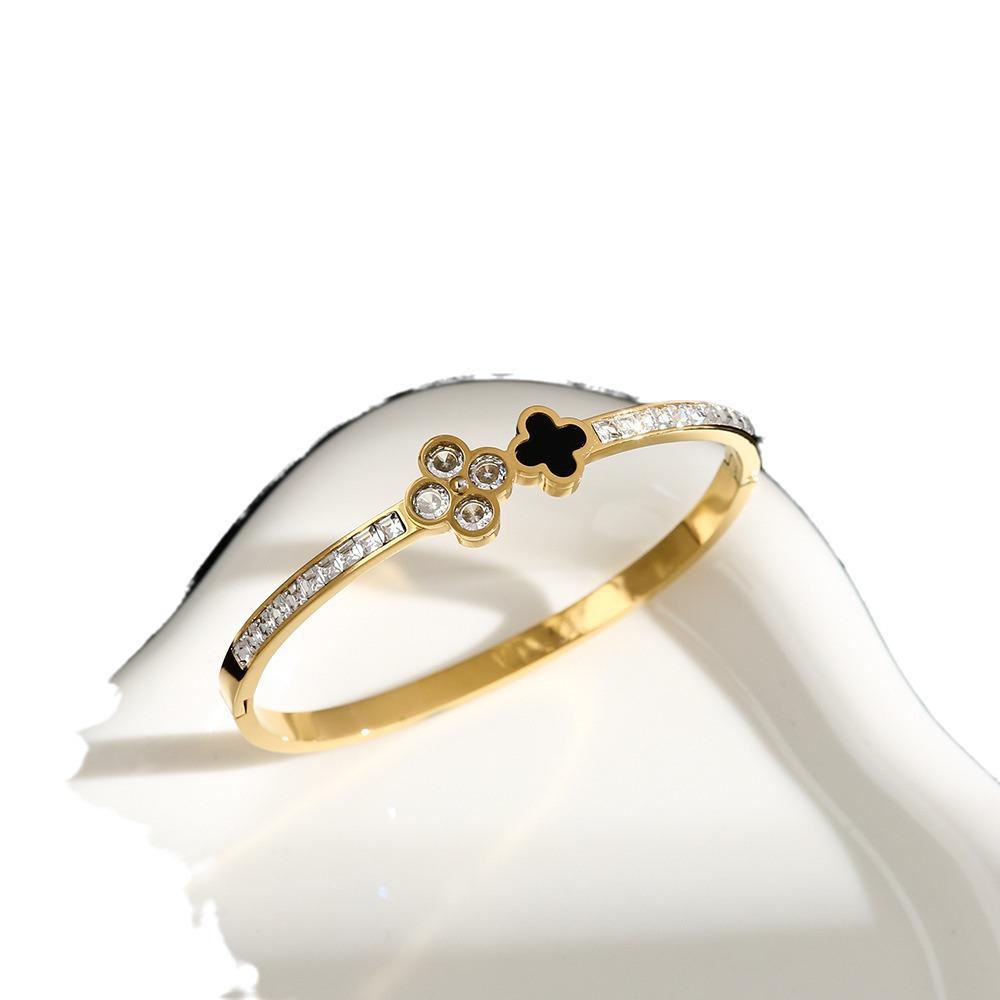 Pulseira Feminina Elegante de Aço Titânio com Diamantes Trevo de Quatro Folhas, Design Aberto Versátil de Alta Qualidade.