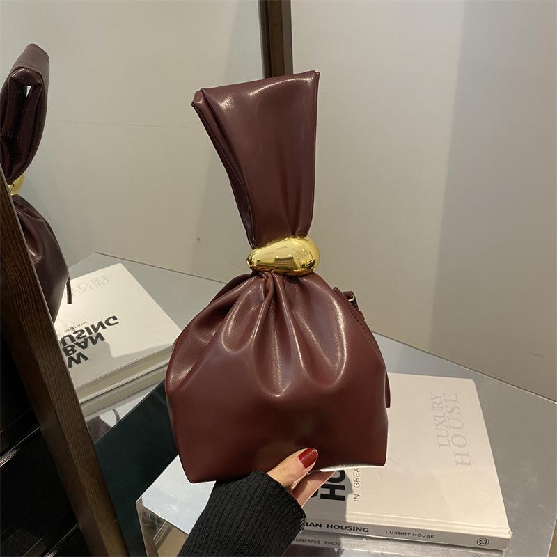 

Yogodlns Design Mini PU Leahter Underarm Bags for Women Fashion Knotted Female Retro Shoulder Bag Wrist Handbags and Purses 16x13x16cm вина червоного кольору