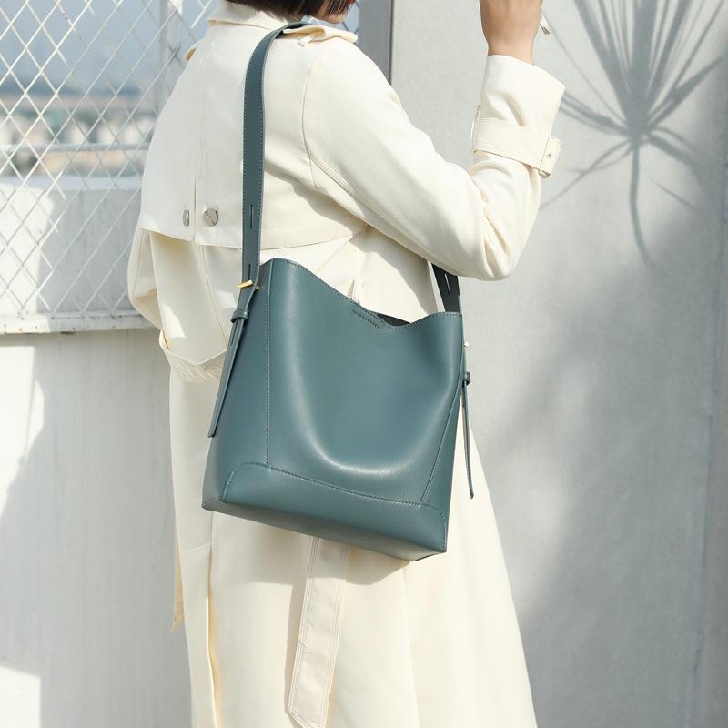 Fashion Leather Women's Bag Tb Bucket Bag Large Capacity Retro Shoulder High Sense Underarm Bag Versatile Light Luxury
