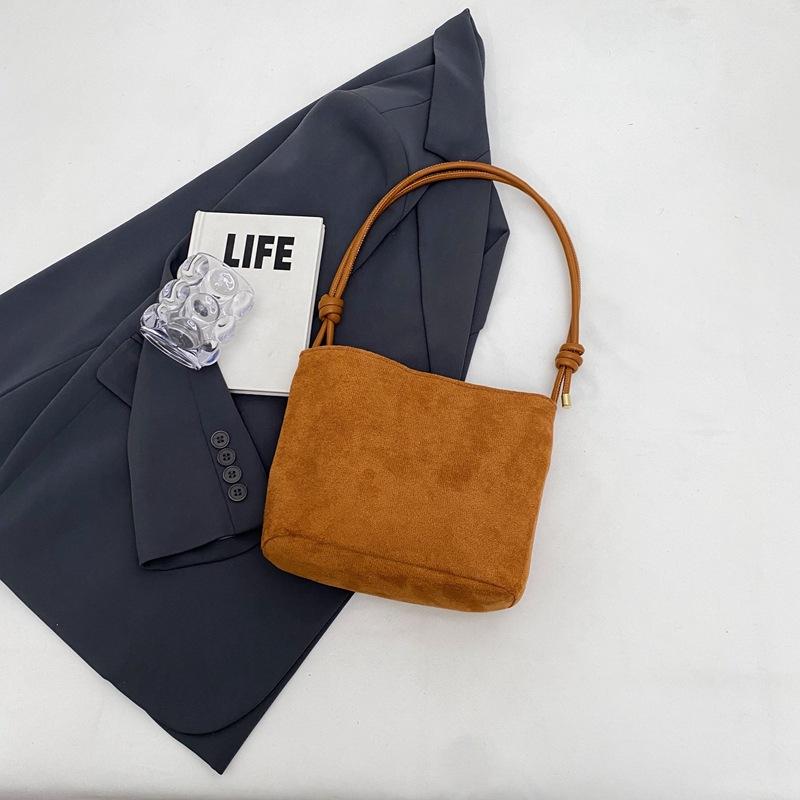 Simple and personalized large-capacity bucket bag, early spring new casual commuter messenger bag, fashionable and personalized shoulder bag.