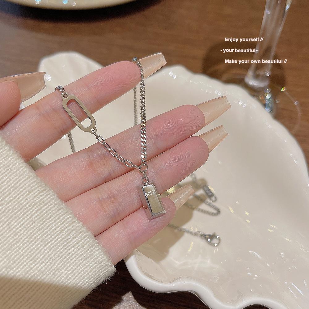 Korean 18K Gold Titanium Steel Women's Clavicle Necklace - Versatile, High-End, Non-Fading Temperament Choker.