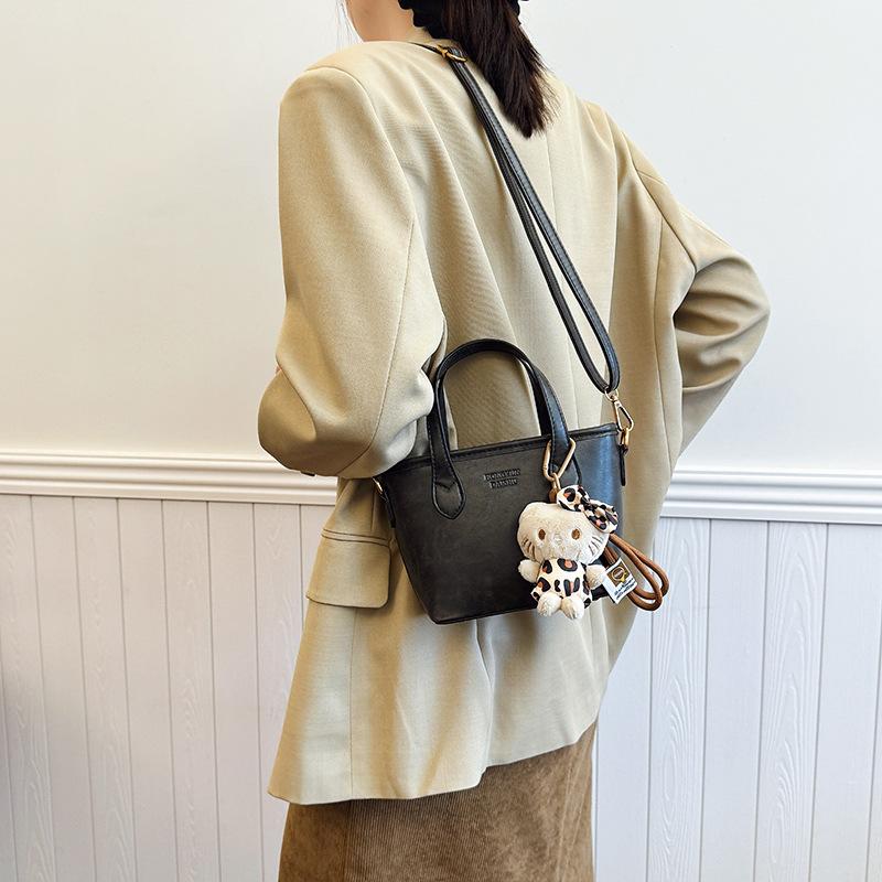 

Сумка-ведро для переноски в руке, женская, универсальная, высокого класса, сумка через плечо 2024 года, простая, повседневная женская сумка 16*9*14 чёрный