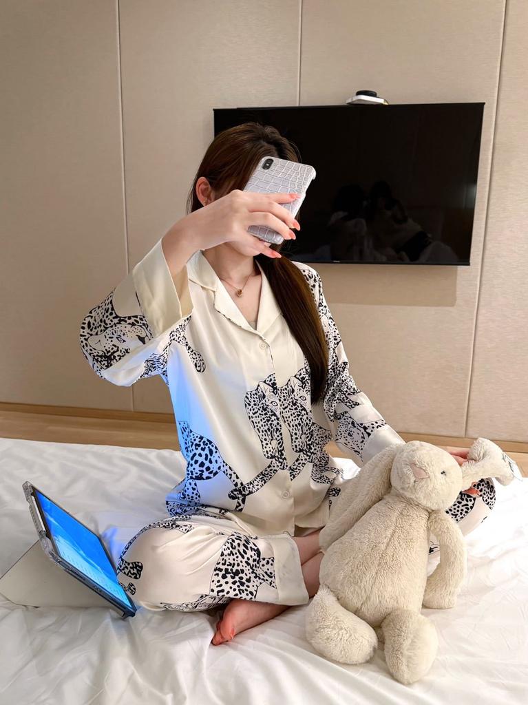 Pajamas Women's Spring and Autumn Ice Silk Two-piece Set, Thin Long-sleeved Ice and Snow Silk Lapel Can Be Worn Outside Loungewear