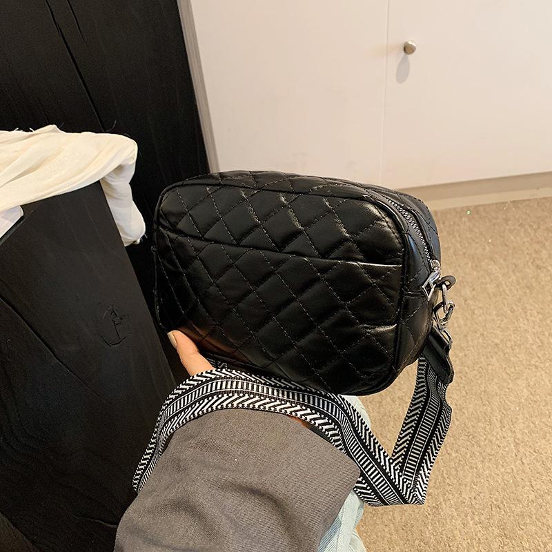 

2024 весна новая простая повседневная сумка через плечо нишевая модная сумка-мессенджер женская простая модная повседневная маленькая квадратная сумка чёрный